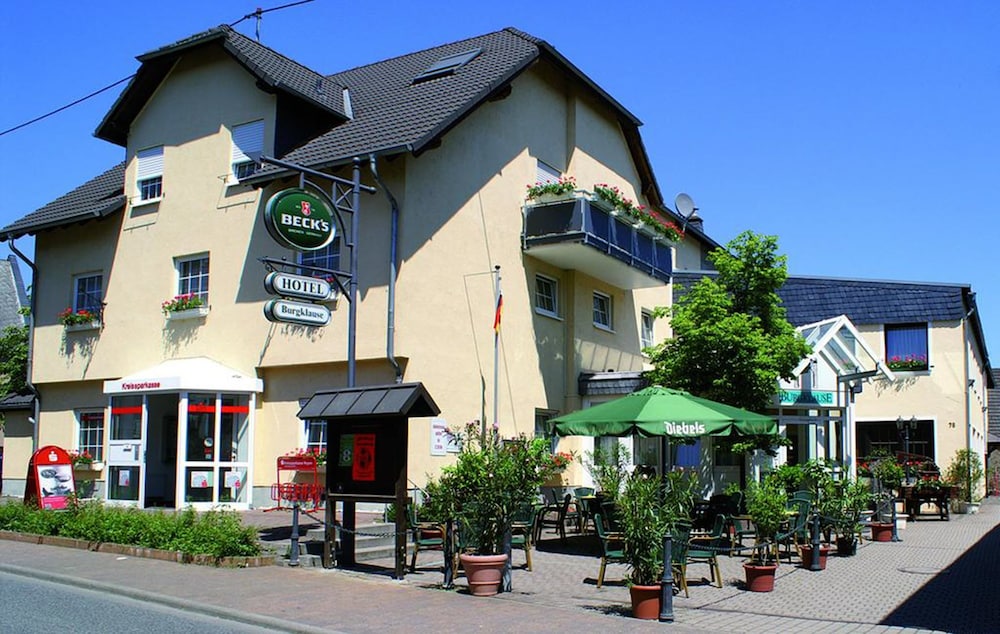 Burgklause - carbon neutral hotel in Nickenich