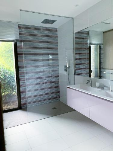 Appartement Regard sur mer 165m2 4ch vue mer piscine — 5-Star Luxury Hotel in Carqueiranne, France
