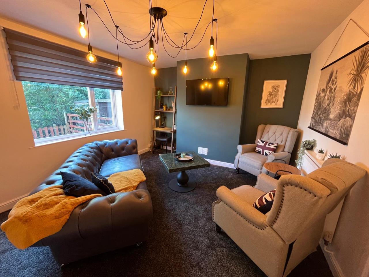 Modern Three Bedroom Home Hoyland Barnsley — 4-Star Luxury Hotel in Barnsley, United Kingdom
