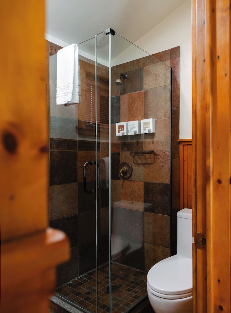 Highland Haven Creekside Inn - photo 141