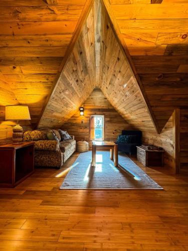 THE LOFT 3 level urban cabin with a HUGE patio — 4-Star Luxury Hotel in Willmar, United States