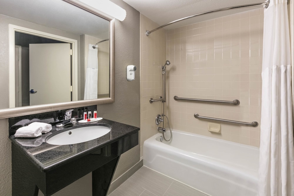 Ramada by Wyndham Texarkana - photo 12
