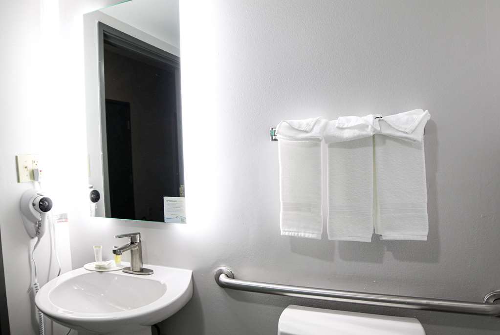 Microtel Inn & Suites by Wyndham Charlotte Northlake - photo 32