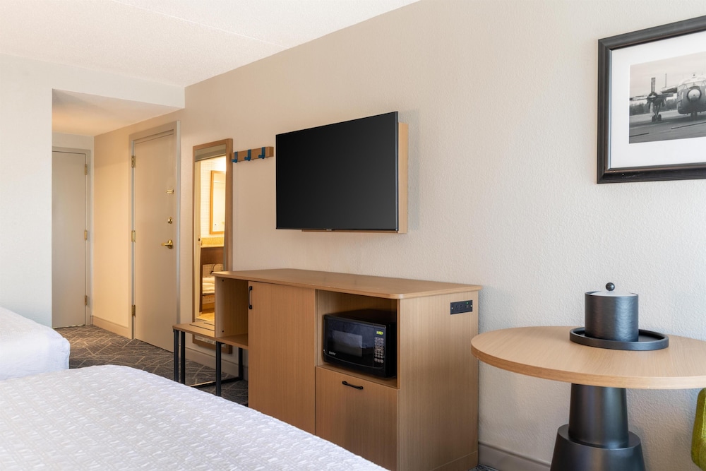 Hampton Inn Portsmouth Central - photo 18