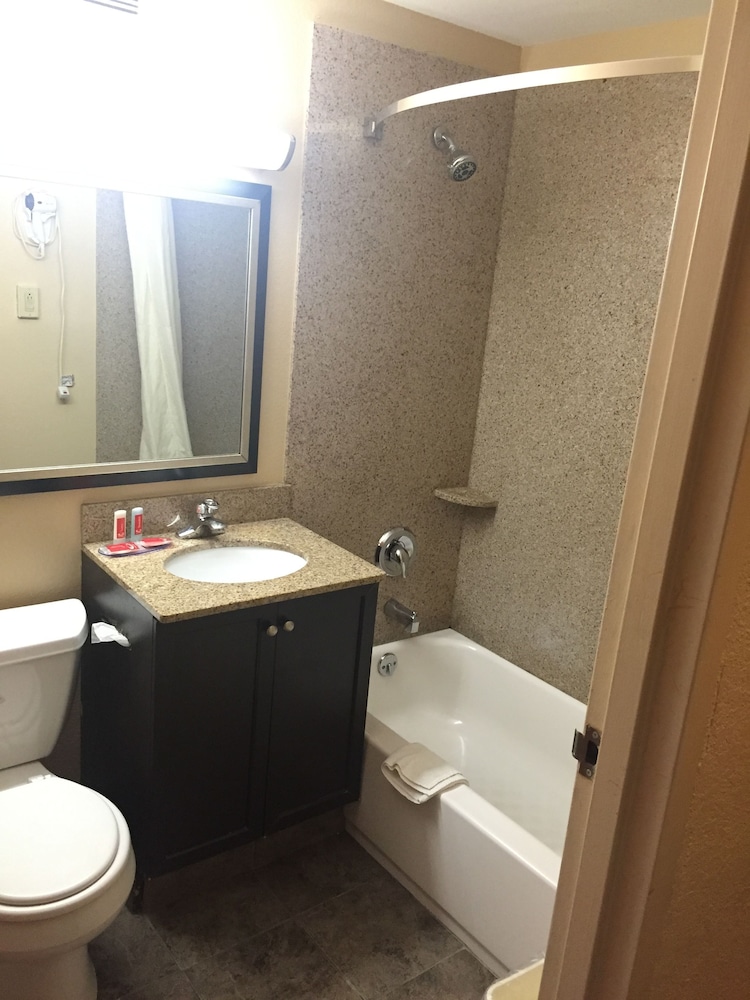 Quality Inn Near Pimlico Racetrack - photo 21