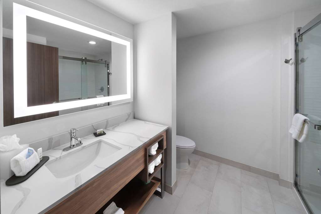 La Quinta Inn & Suites by Wyndham San Antonio at the RIM - photo 25