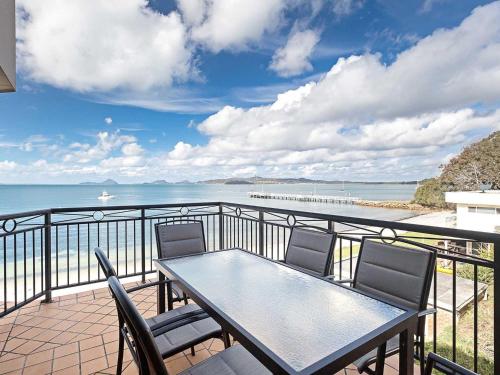 2 137 Soldiers Point Road luxury unit on the waterfront with aircon and free unlimited WiFi - last minute hotel in Salamander Bay