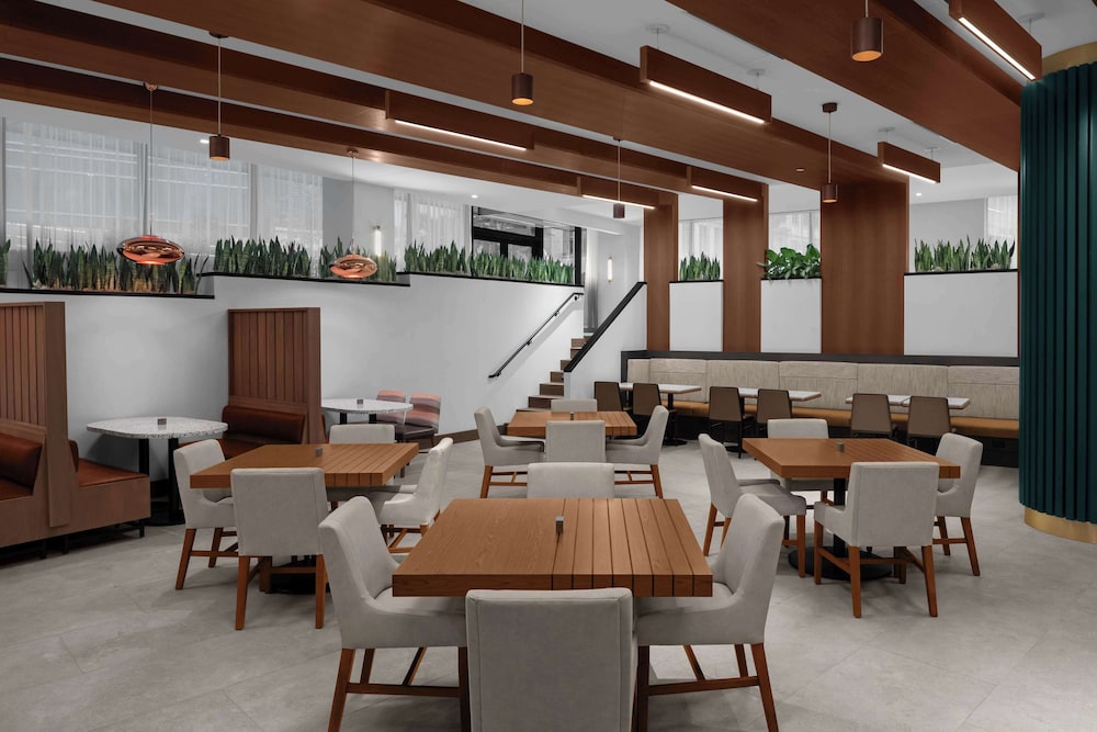 Embassy Suites by Hilton Madison Downtown - photo 24