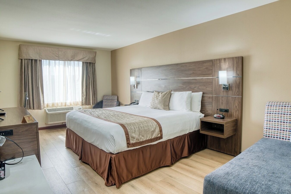 Evergreen Inn and Suites - photo 9