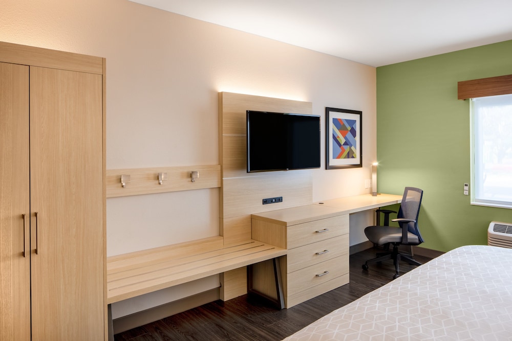 Holiday Inn Express & Suites Ft Myers Beach Sanibel Gateway by IHG - photo 12
