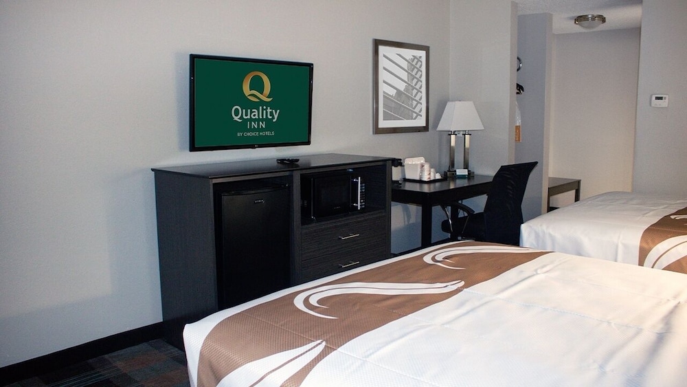 Quality Inn Roseville Detroit North - photo 12