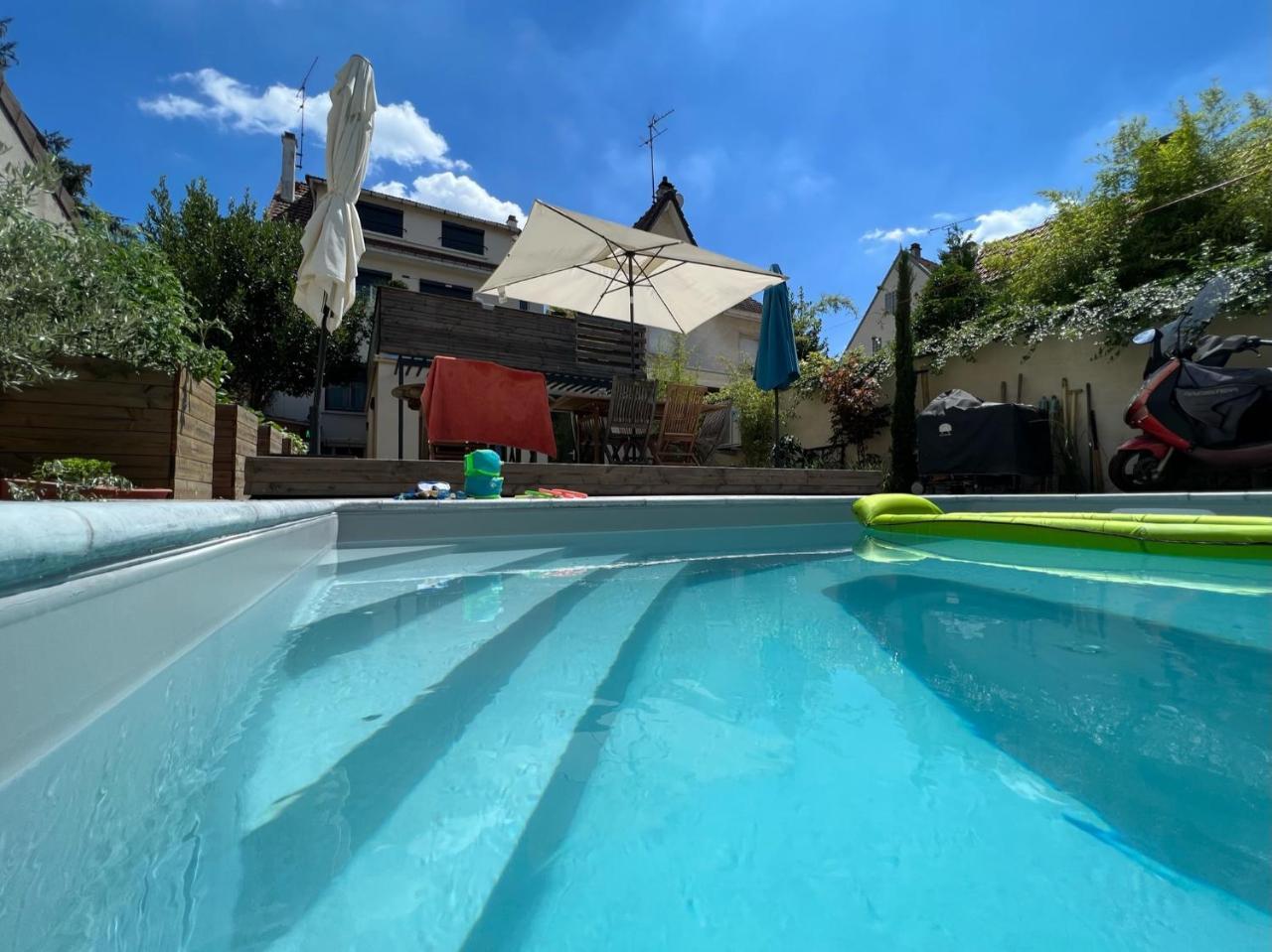 Eastern Paris House Piscine Sauna & Billard — 4-Star Luxury Hotel in Romainville, France