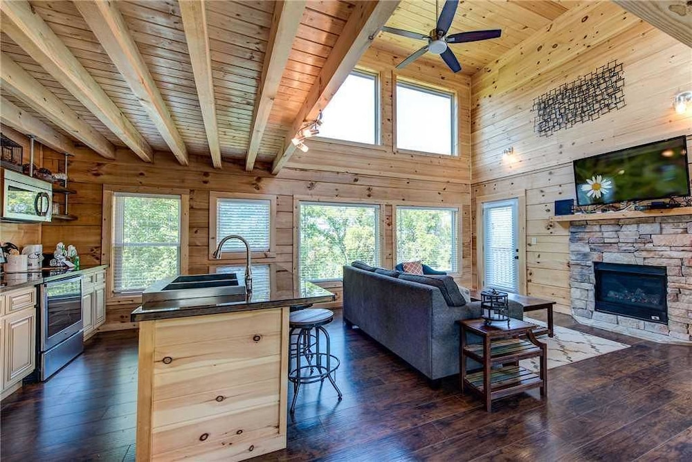 Mountain Splash 2 Bedroom Home with Private Pool — 4-Star Luxury Hotel in Pigeon Forge, United States