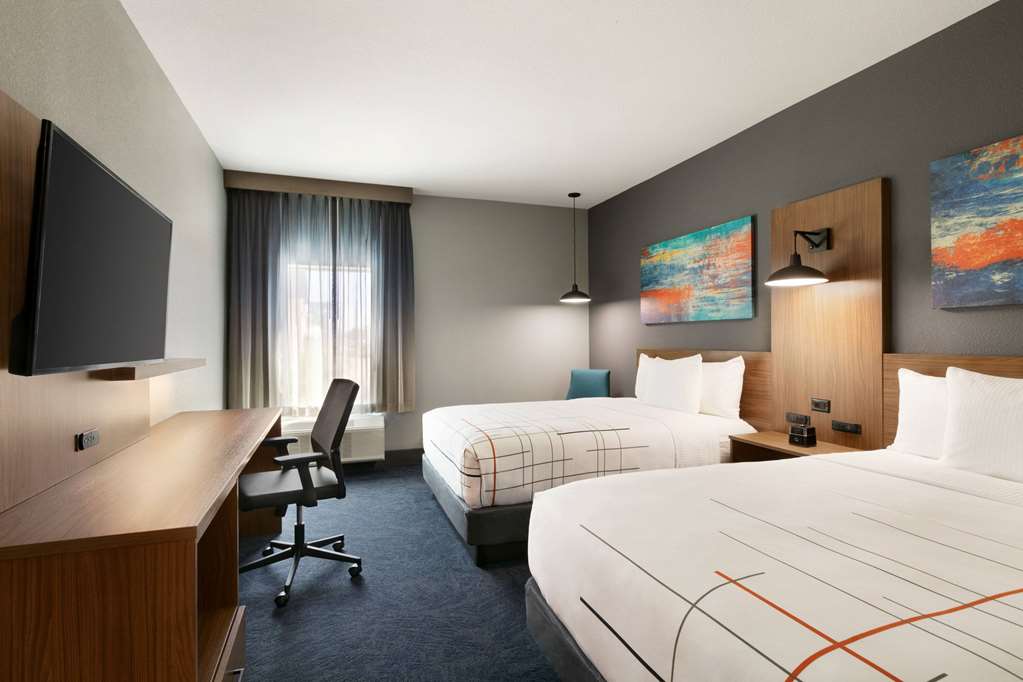 La Quinta Inn & Suites by Wyndham College Station North - photo 23