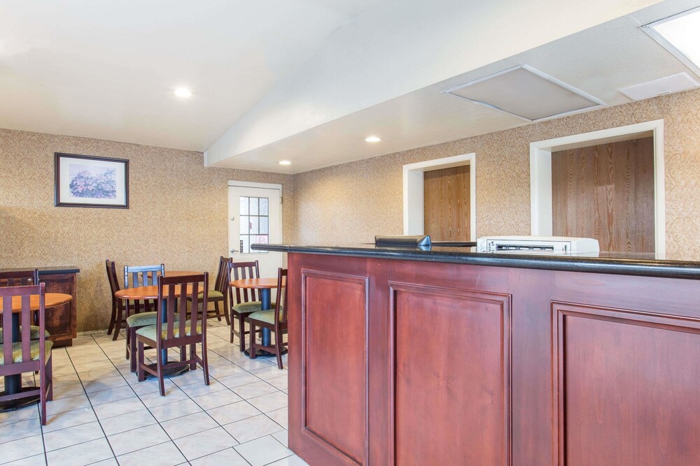 Days Inn by Wyndham Mesa East - photo 3