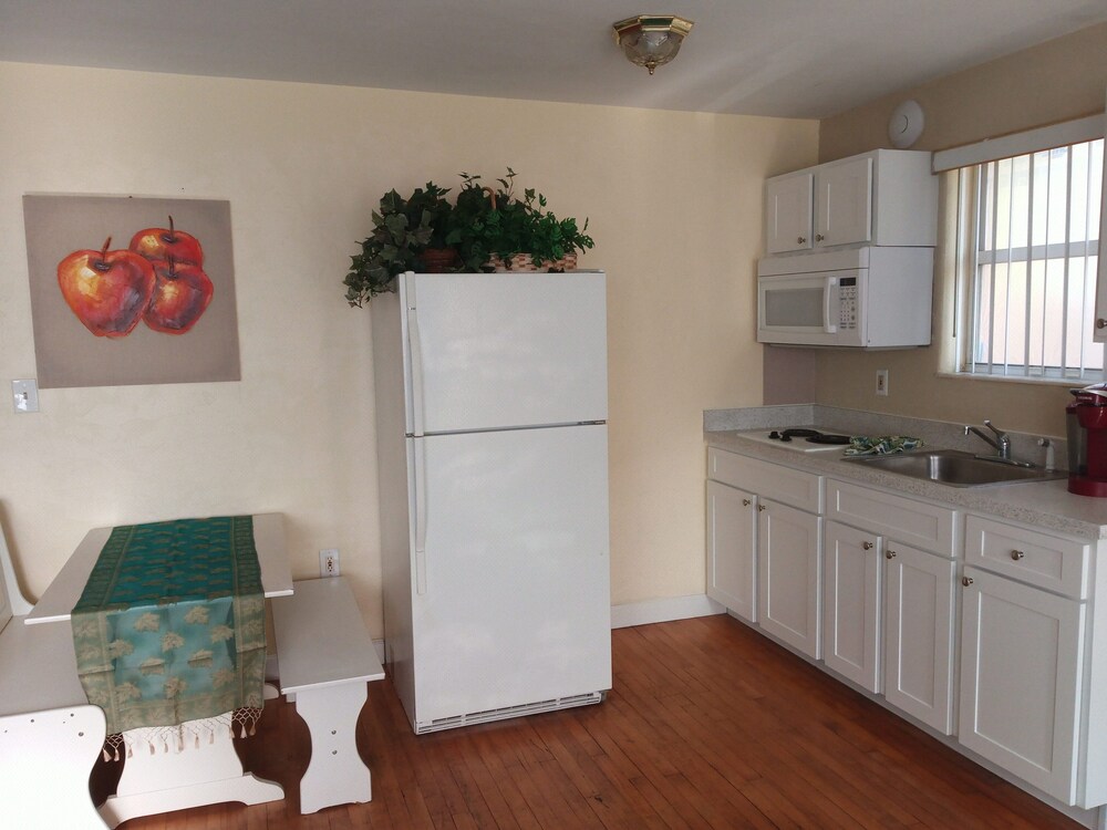 Swashbuckler Motel - photo 16