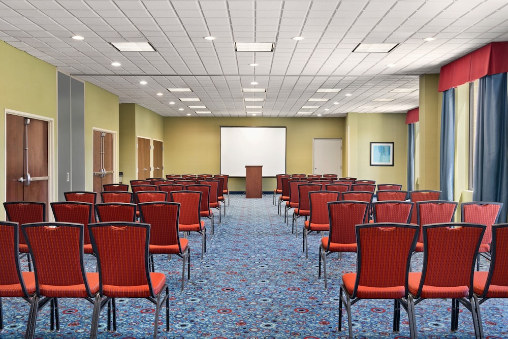 Holiday Inn Express & Suites Akron Regional Airport Area - photo 58
