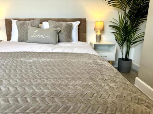 2 Bedroom City Centre House Pet Friendly Free Parking — 4-Star Luxury Hotel in Cardiff, United Kingdom
