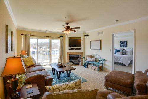 Lake Views And Pool Access Osage Beach Condo — 4-Star Luxury Hotel in Osage Beach, United States