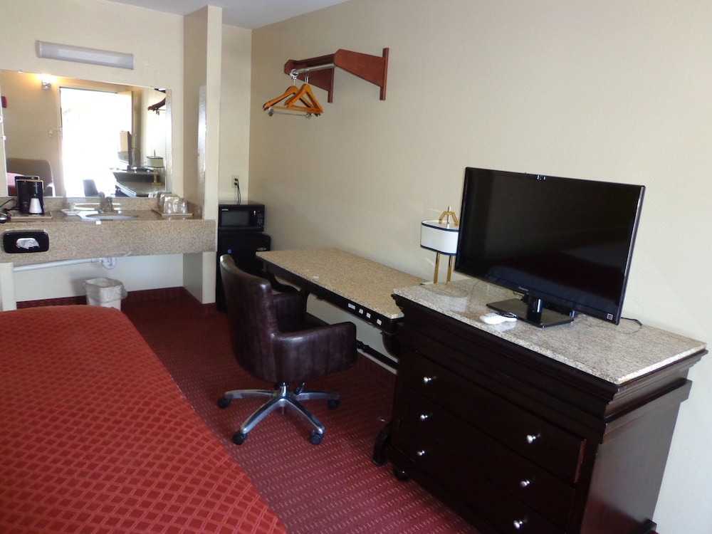 Economy Inn Express Warren - photo 8