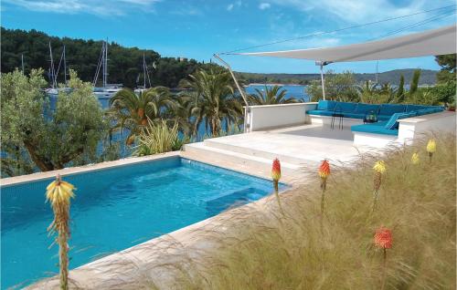 Cozy Home In Milna With House Sea View — 5-Star Luxury Hotel in Milna, Croatia