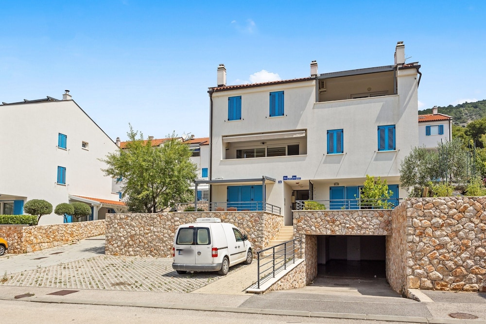 Crepsa Paradise with Jacuzzi Couple Getaway — 4-Star Luxury Hotel in Cres, Croatia