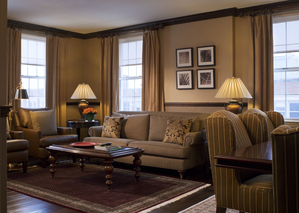 Sheraton Commander Hotel - photo 11