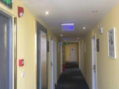 7 Days Inn Huanggang Luotian Hedong Street Dabieshan Food Plaza in Huanggang, People's Republic of China