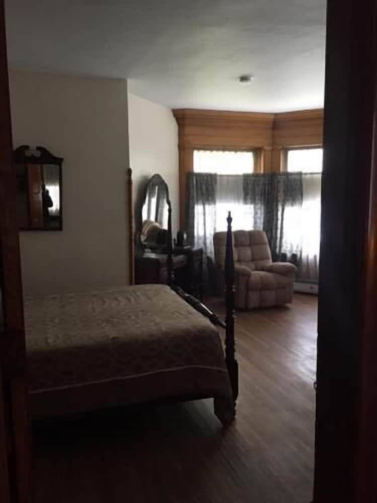 Victorian Charm Inn - photo 32