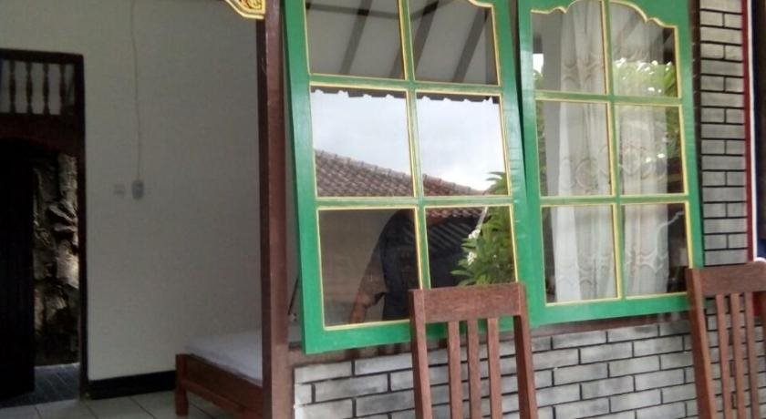 Pulestis Beach Hotel — hotel in Singaraja