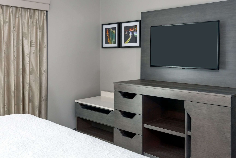 Hampton Inn & Suites Kansas City Country Club Plaza - photo 16