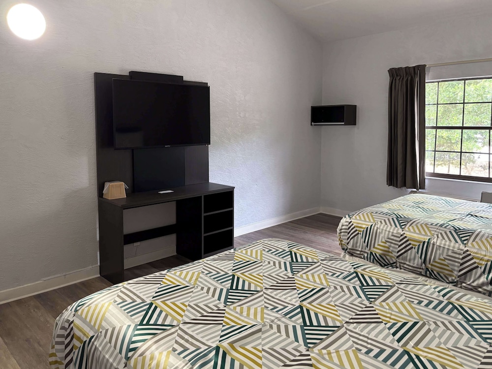 Studio 6 Tallahassee FL North Monroe - photo 18