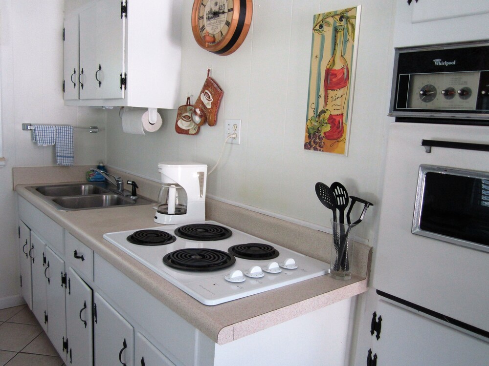 Tropical Winds Motel & Cottages - photo 35