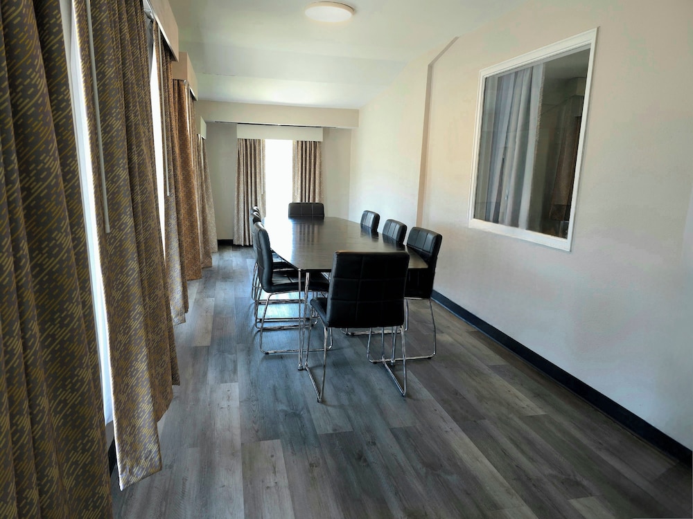 Days Inn & Suites by Wyndham Port Huron - photo 37