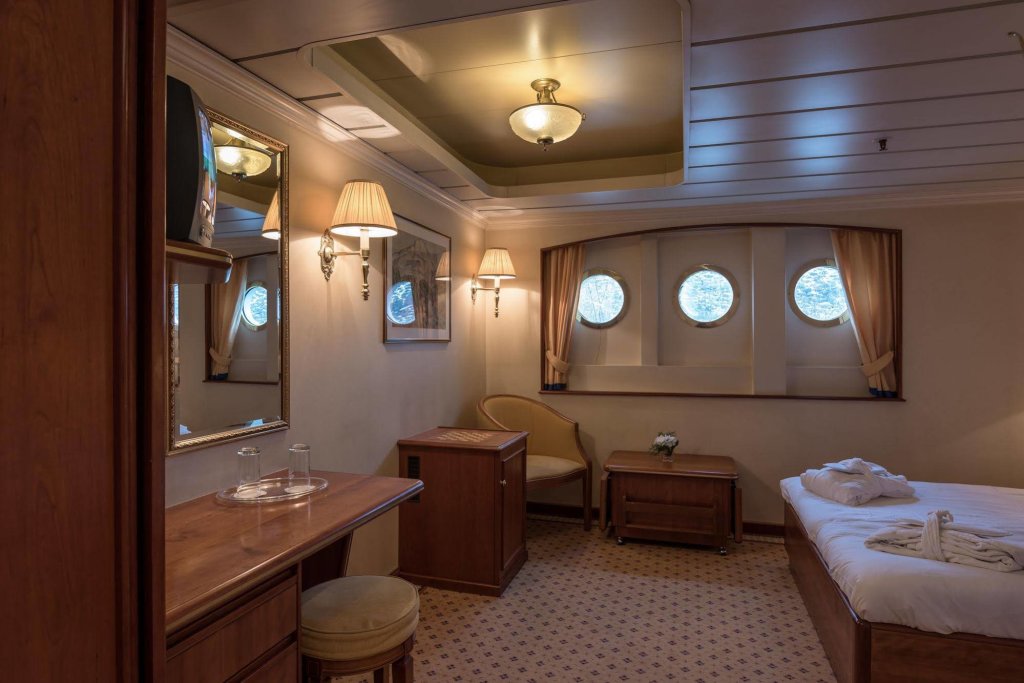 Hotelships Holland Ms Cezanne Neuss — Neuss