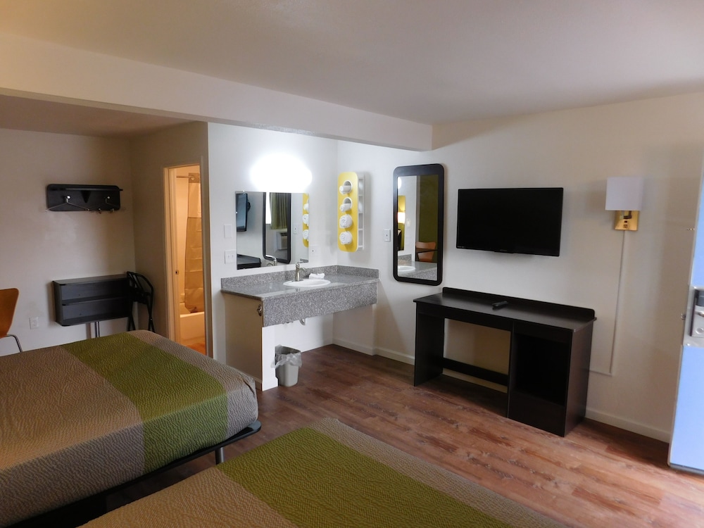Motel 6 Burlington WA - photo 13