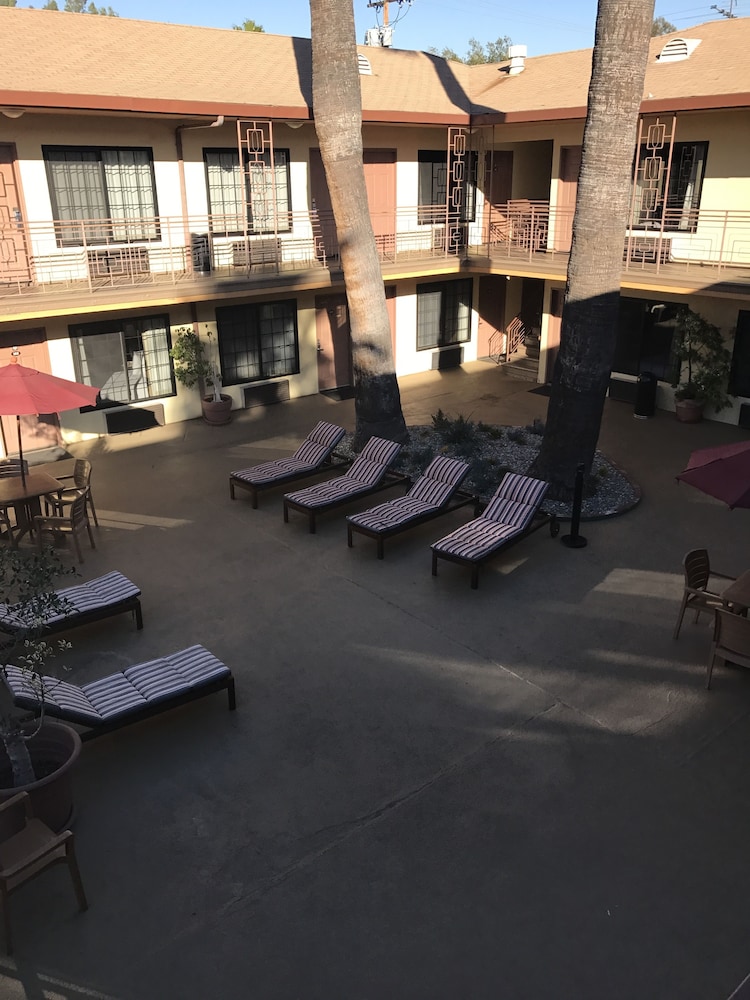 Studio City Court Yard Hotel - photo 39