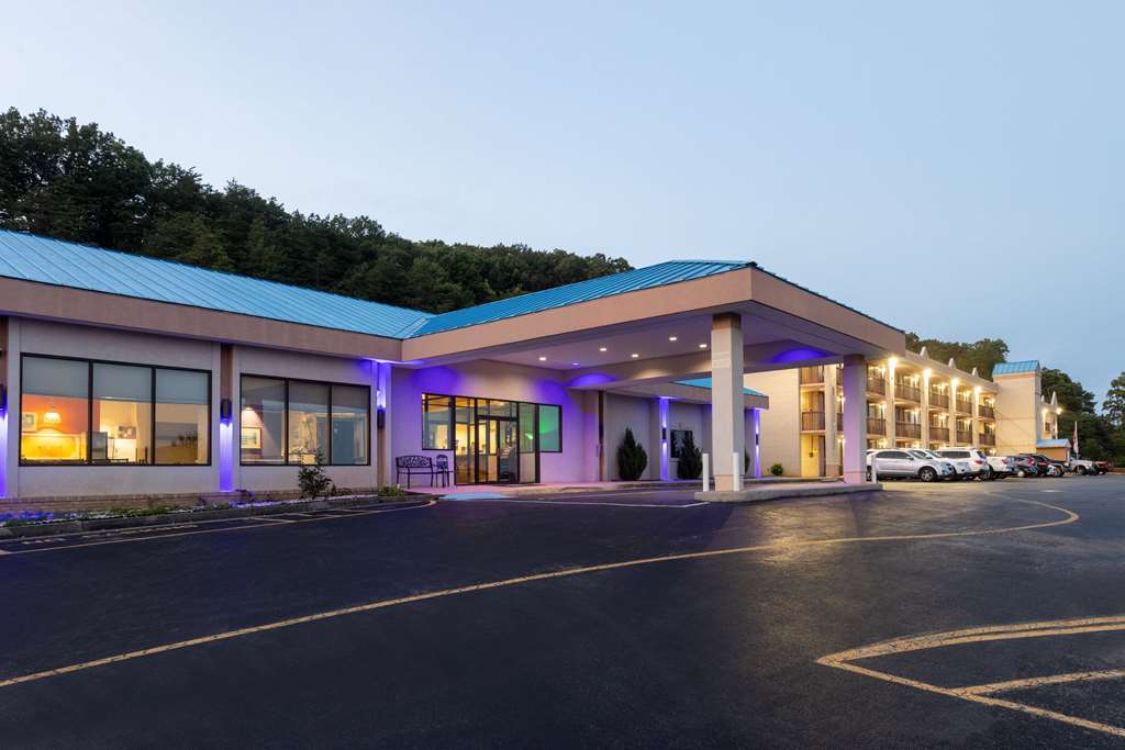 Howard Johnson Hotel & Conference Center by Wyndham Salem - featured photo