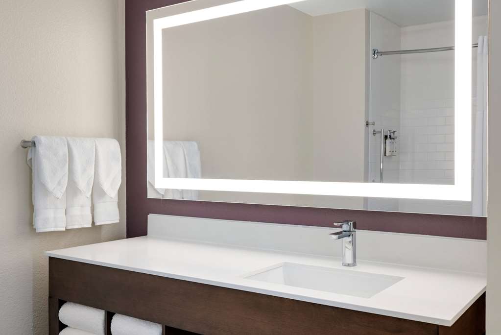 La Quinta Inn & Suites by Wyndham Springfield Airport Plaza - photo 35