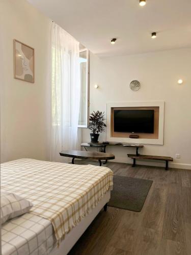 Studio Lumineux Avec Belle Vue — hotel in Salernes