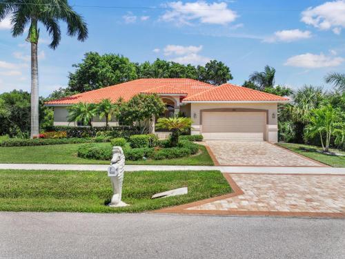 Home with heated pool and steps to beach food fun — 4-Star Luxury Hotel in Marco Island, United States