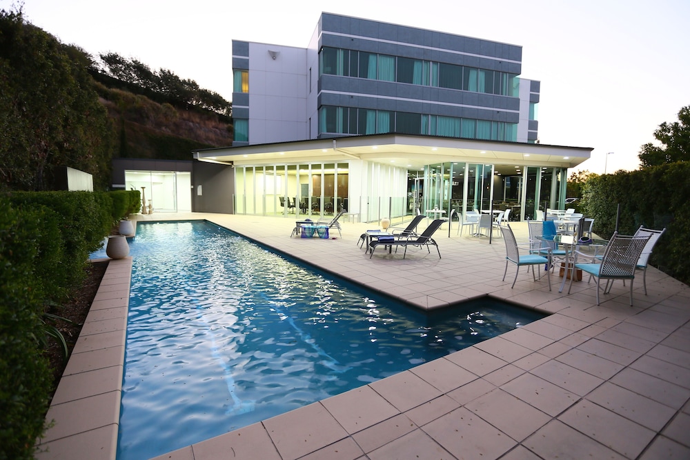 Springfield Lakes Boutique Hotel — Springfield Lakes