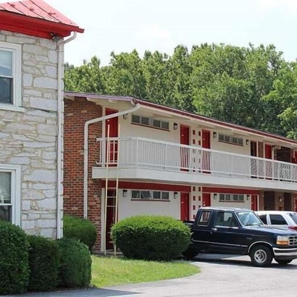Hometown Inn Staunton - photo 28