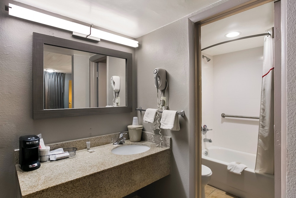 Red Roof Inn Baltimore - photo 25
