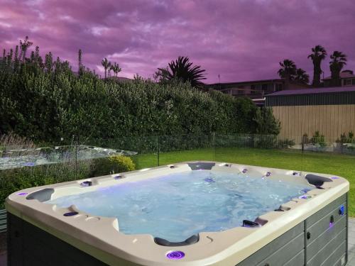 Great Ness Beach House 8 Person Spa Pet Friendly Netflix Linen included — 4-Star Luxury Hotel in Goolwa, Australia