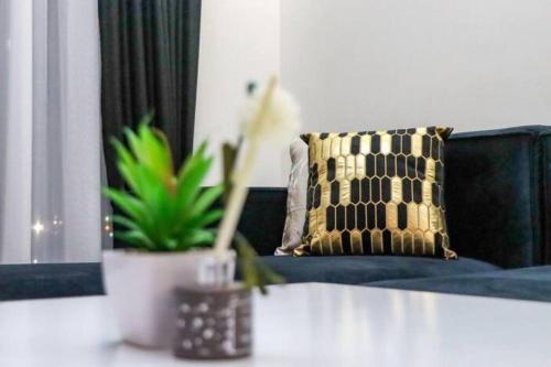 Emaza Lux 2 Bedroom Stylish Modern Apartment at Mi Vida Swimming Pool & Gym