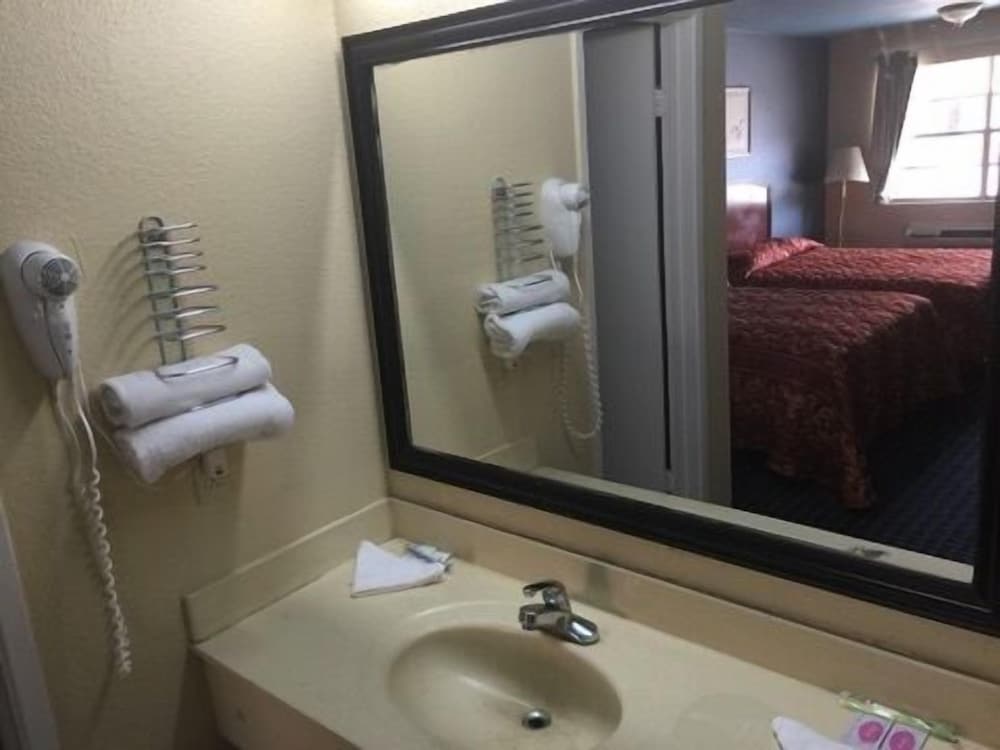 Guest Inn & Suites - photo 16
