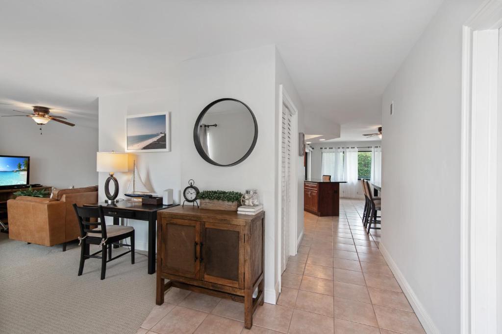 Short Walk to Maple Beach Access I 3 2 w Heated Pool in Marco Island, United States