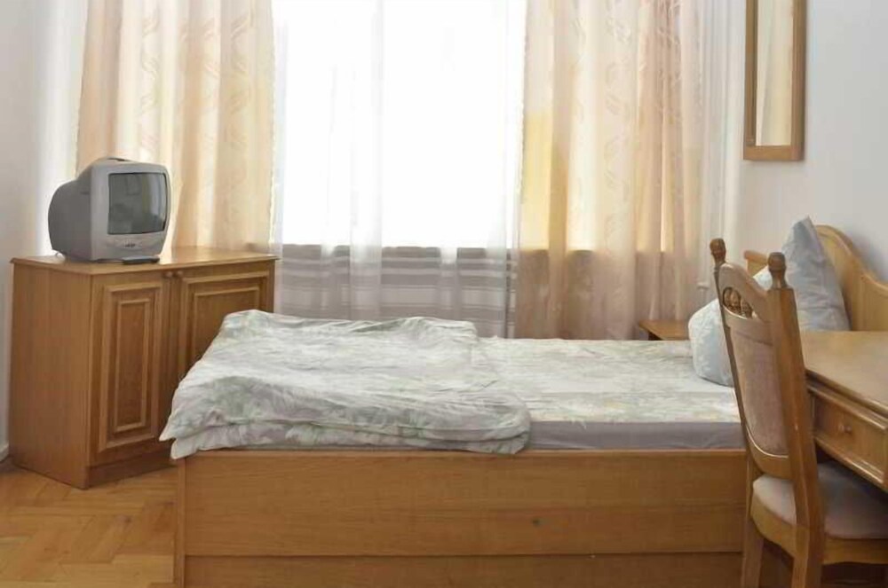 Guest Rooms of Executive Tax Service — hotel in Zhovkva