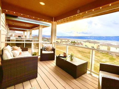 Sunserra Villa Movie Room Family Friendly BBQs Pools Free Golf — 4-Star Luxury Hotel in Quincy, United States